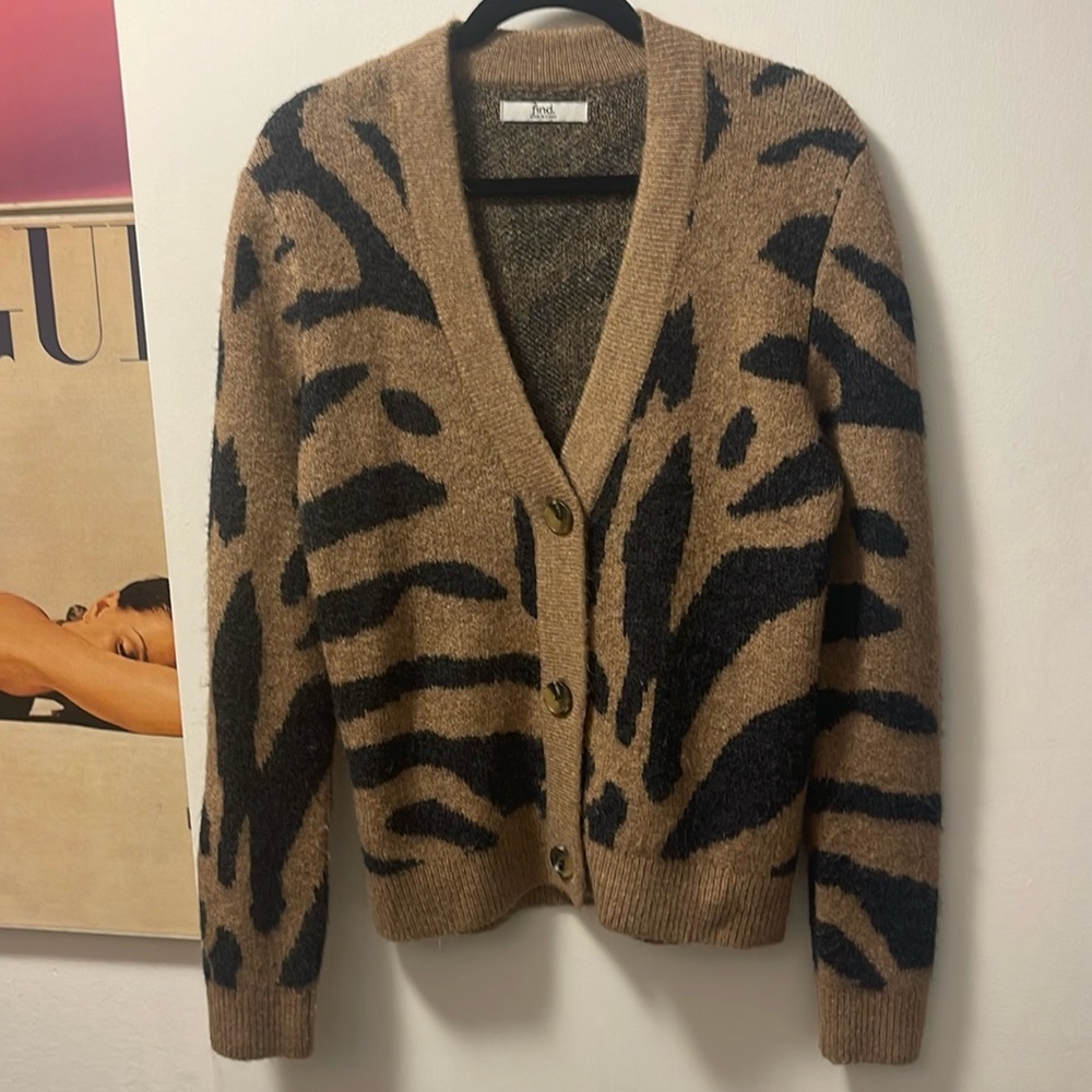 FIND Medium Animal Print Sweater NWOT